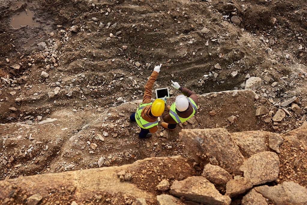 construction workers inspecting site scaled de Minería y Futuro