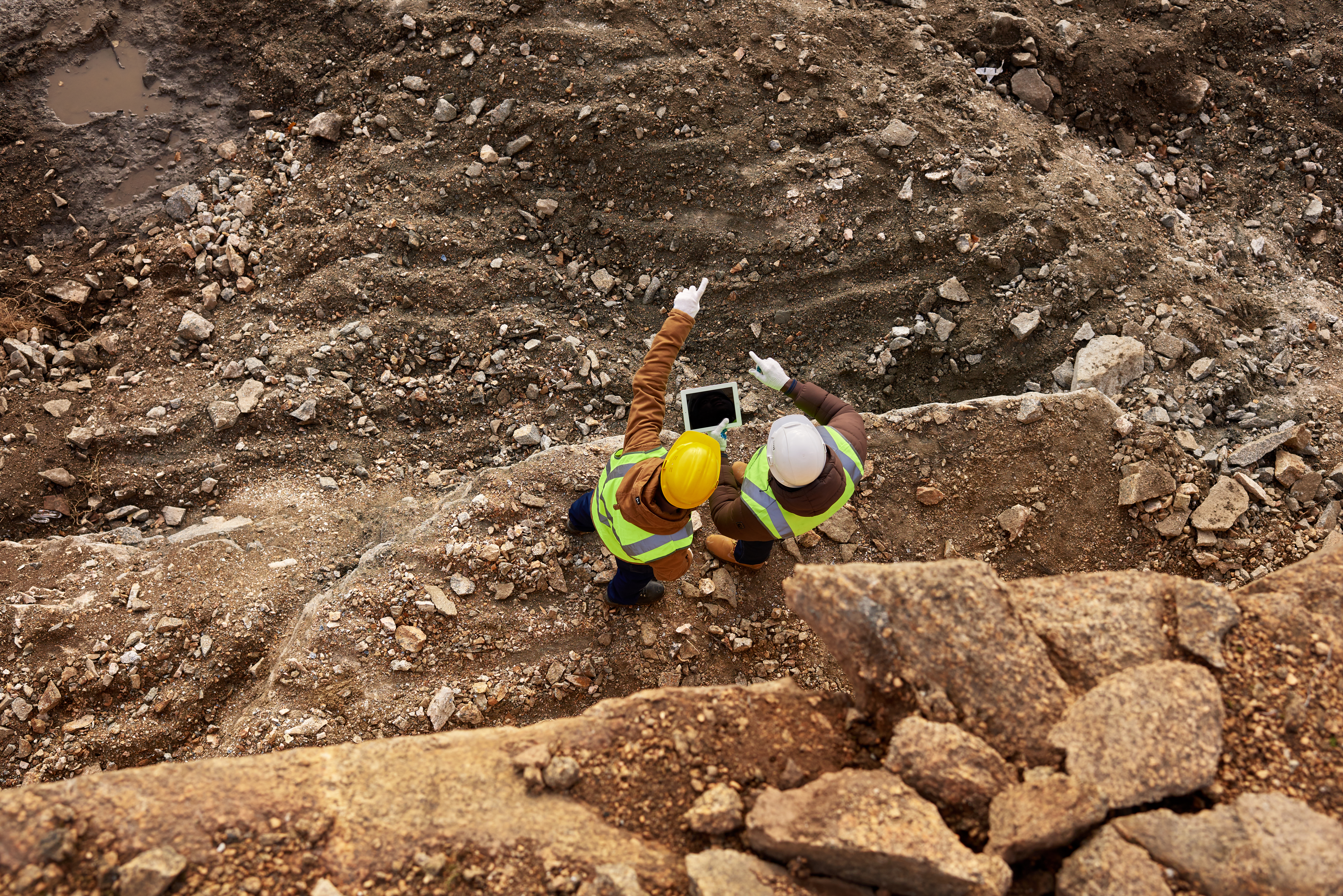 Construction Workers Inspecting Site De Minería Y Futuro